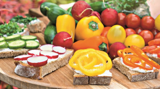 Plateau avec plusieurs l&eacute;gumes &agrave; d&eacute;guster