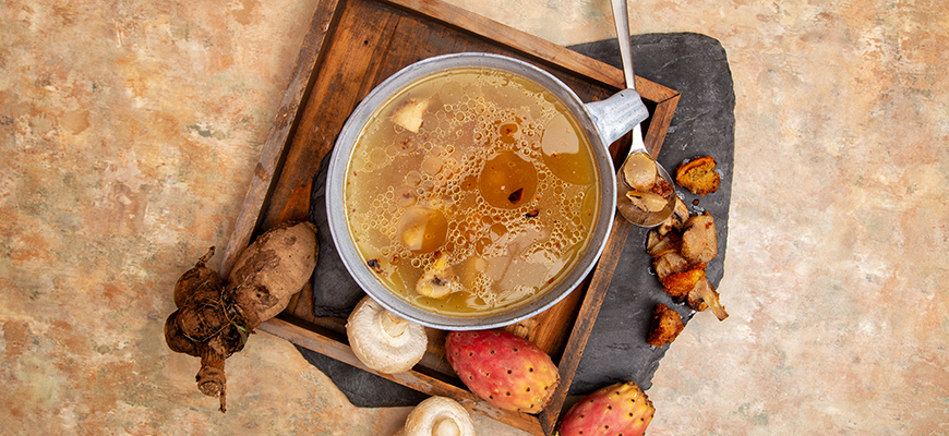 Bouillon chaud aux dahlias frits, champignons et figues de Barbarie