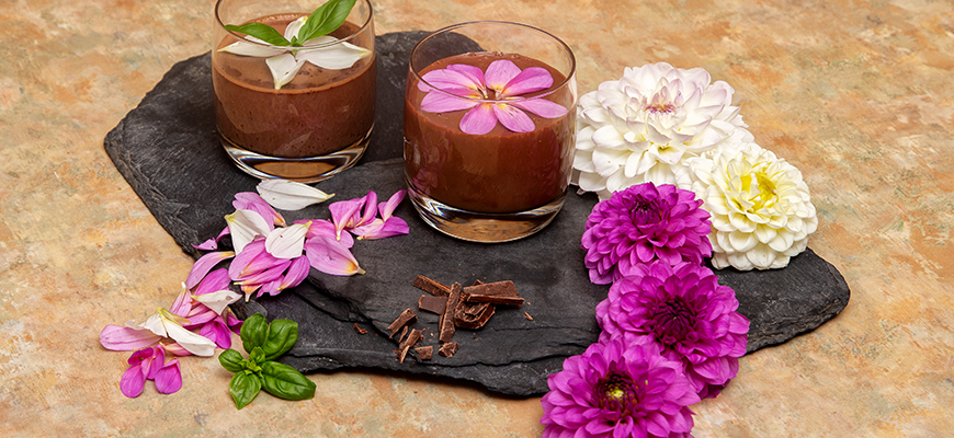 Mousse crémeuse au chocolat et dahlias