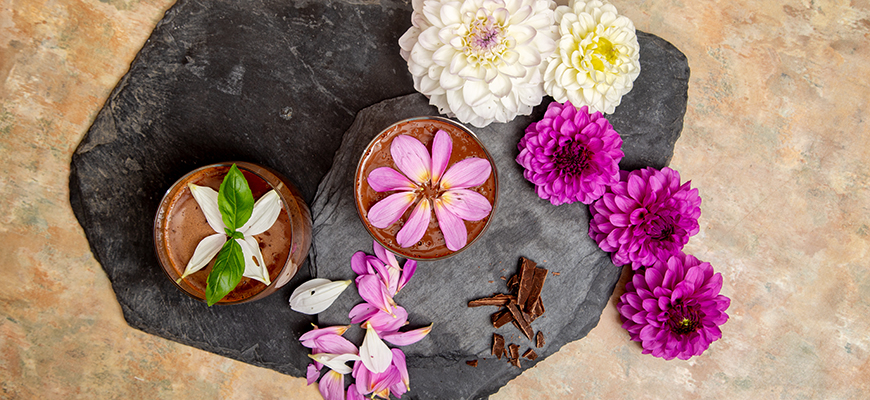 Mousse crémeuse au chocolat et dahlias