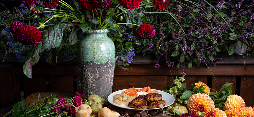 Röstis de patate douce et dahlia poêlés avec un plat d'accompagnement salé ou sucré