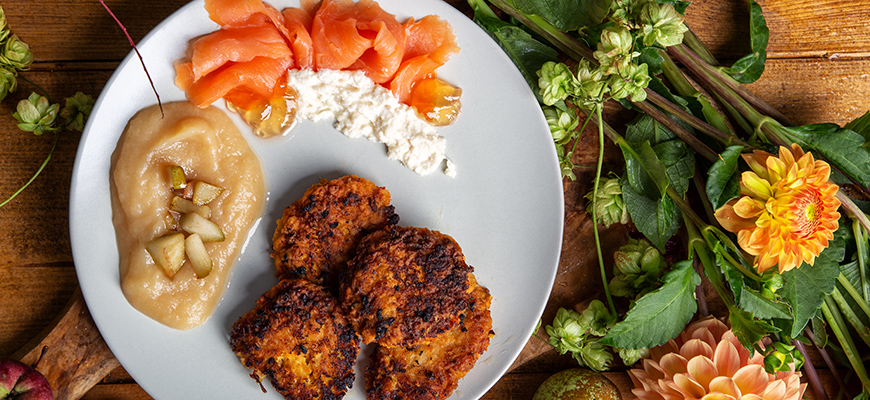 Röstis de patate douce et dahlia poêlés avec un plat d'accompagnement salé ou sucré