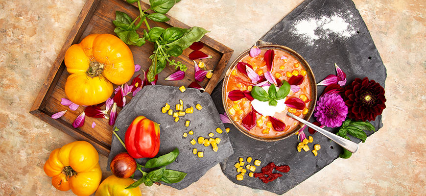 Soupe fruitée de tomates au maïs et aux fleurs de dahlias
