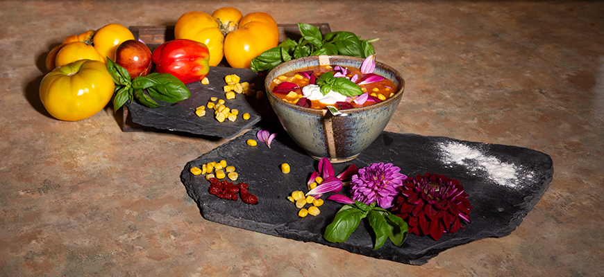 Soupe fruitée de tomates au maïs et aux fleurs de dahlias